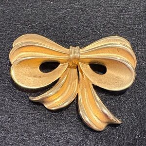 Beautiful Gold Ribbon Broch w Brushed -Shinny Gold Layers Vintage New